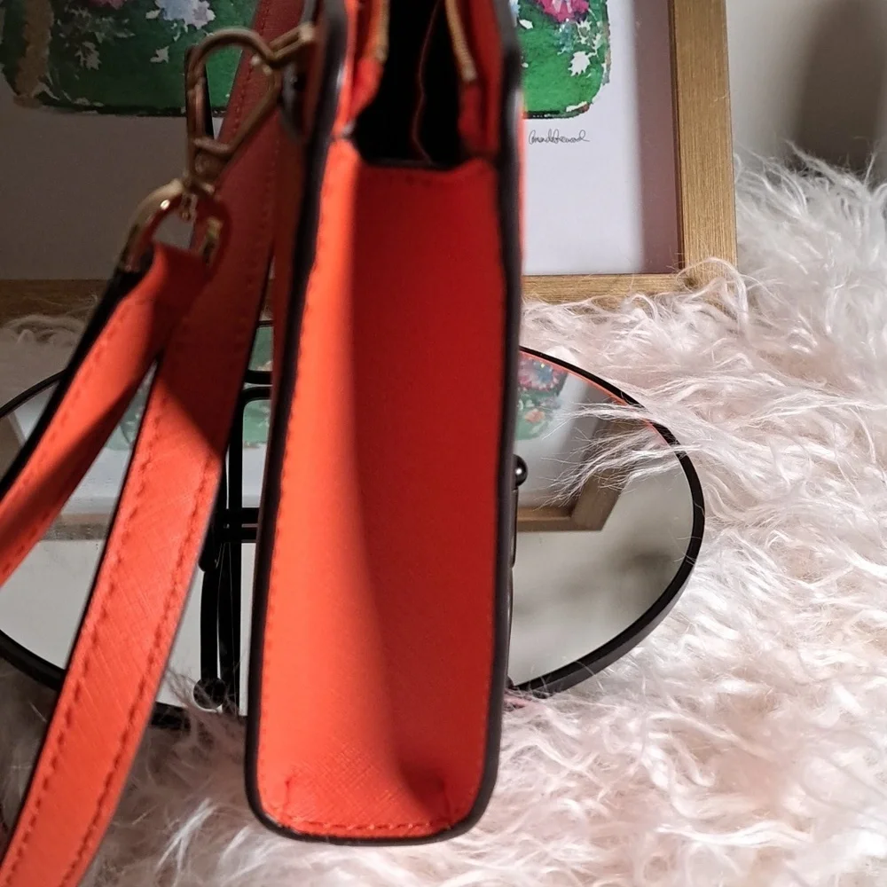 Michael Kors NWOTs Sheila Small East West Top Zip Shoulder Bag - Picture 6 of 8